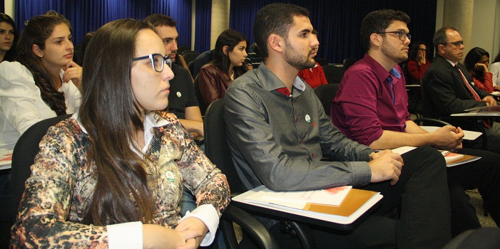 Alunos da Faculdade Batista de Minas Gerais assistem a palestra do assessor Pedro Henrique Azevedo (Foto: Karina Camargos Coutinho)